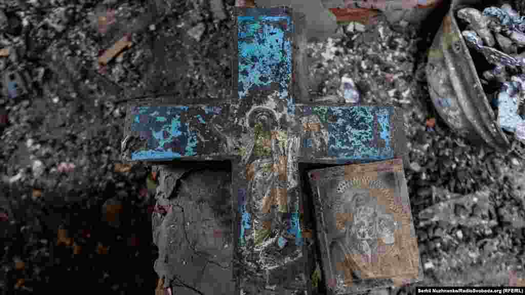 Спалений під час обстрілу церкви російськими військами православний хрест. Чернігів, 6 квітня 2022 року