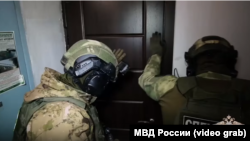 Кадр из видео МВД России: задержание в Севастополе по обвинению в прокалывании шин автомобилей с буквой Z