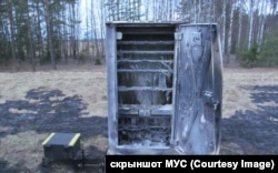 Спалена під час диверсії релейна шафа біля залізничної станції неподалік від Осиповичів, архівне фото