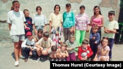Amel i Džemil Hodžić sa djecom u opkoljenom Sarajevu, 1993. godine