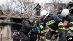 اوکرايني چارواکي وایي چې دې بمبارۍ یو شمیر ودانۍ په نښه کړې دي. د هغې سیمې ګورنر وايي چې د دې ودانیو په ويشتلو سره یو ولسي کس ژوبل شوې دی.