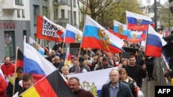 Росіяни, які живуть у Німеччині, проводять ходу на підтримку дій Росії проти України. Франкфурт-на-Майні, Німеччина. 10 квітня 2022 року