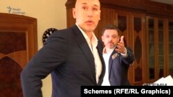 У жовтні 2021 року тодішній голова правління «Укрексімбанку» Євген Мецгер (праворуч) наказав охороні «забрати камери» в журналістів проєкту «Схеми» та «дістати з них касети», коли йому не сподобалося запитання