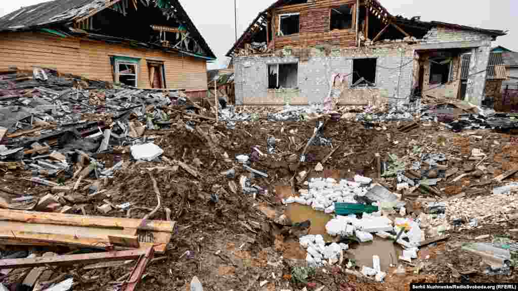 Пошкоджені приватні  будинки та вирва від авіабомби. Чернігів.6 квітня 2022 року 