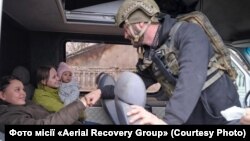 Волонтери місії «Aerial Recovery Group» евакуюють українців із зони бойових дій