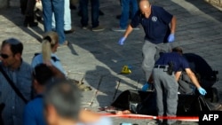 Сотрудники служб безопасности у тела палестинца, попытавшегося в среду осуществить нападение у Дамасских ворот Старого города