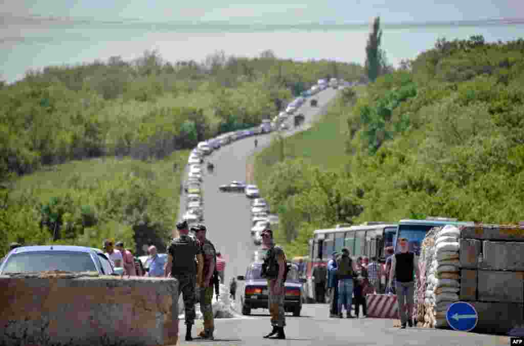 Черга перед українським блок-постом неподалік Артемівська для в'їзду на контрольовану Україною територію. Донецька область, 26 травня 2015 року