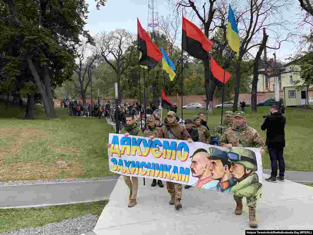 Розпочалася вона біля пам’ятника Тарасові Шевченку виконанням гімну України, покладанням квітів. А завершився марш біля Меморіалу Героям Небесної сотні, де військовослужбовців і волонтерів відзначили нагородами