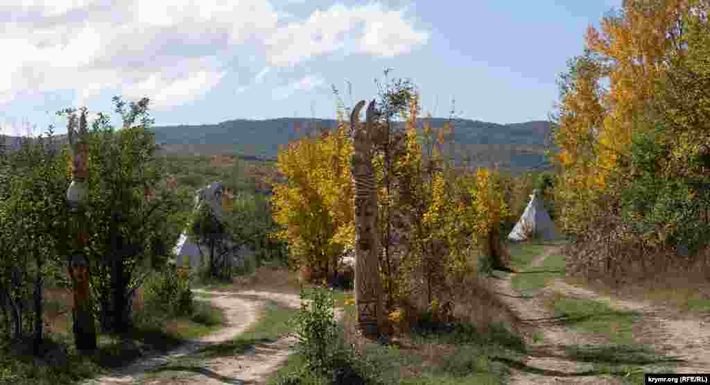 «Индейские» вигвамы разбиты в междурядьях сада 