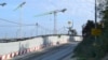 В Севастополе вдоль улицы Капитанской протянулся строительный забор «культурного кластера»