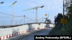 В Севастополе вдоль улицы Капитанской протянулся строительный забор «культурного кластера»