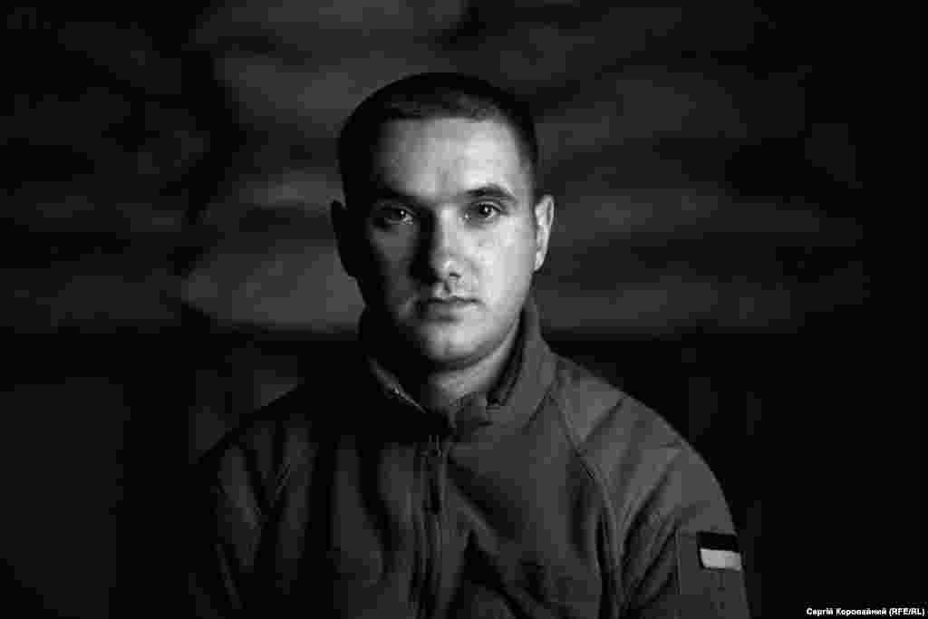 «Чому я пішов у військо? Щоби війна не дійшла туди, де я живу. Щоби її взагалі не було на мирній частині України. Ви бачили, які тут розбиті будинки? Як живуть люди? Боляче дивитися. Не хочу, щоб таке було у мене вдома чи будь-де ще»