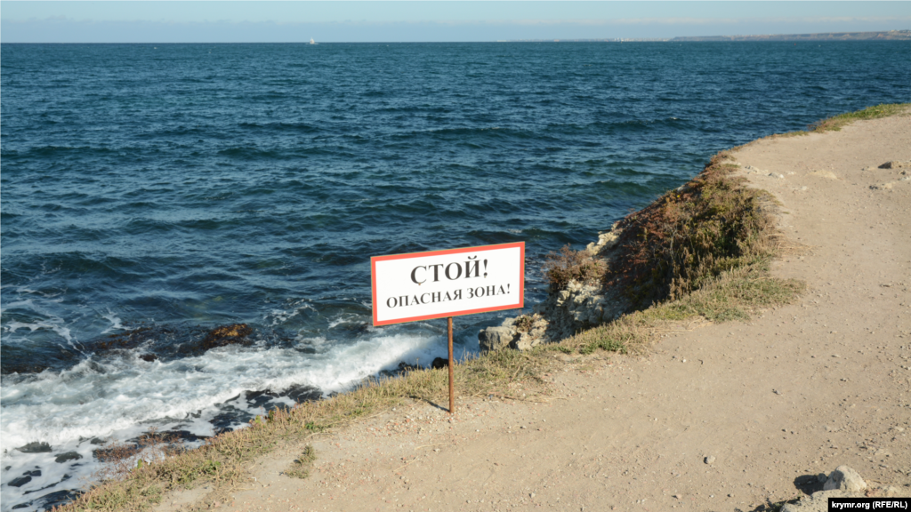 Табличка предупреждает об опасности, за ней – трехметровый обрыв. На территории музея-заповедника «Херсонеса Таврического» российская администрация заповедника разместила множество запрещающих и предостерегающих табличек