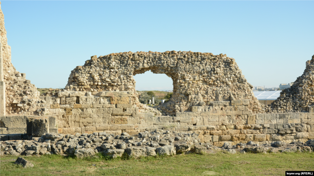  Останки древней стены в южном городище 
