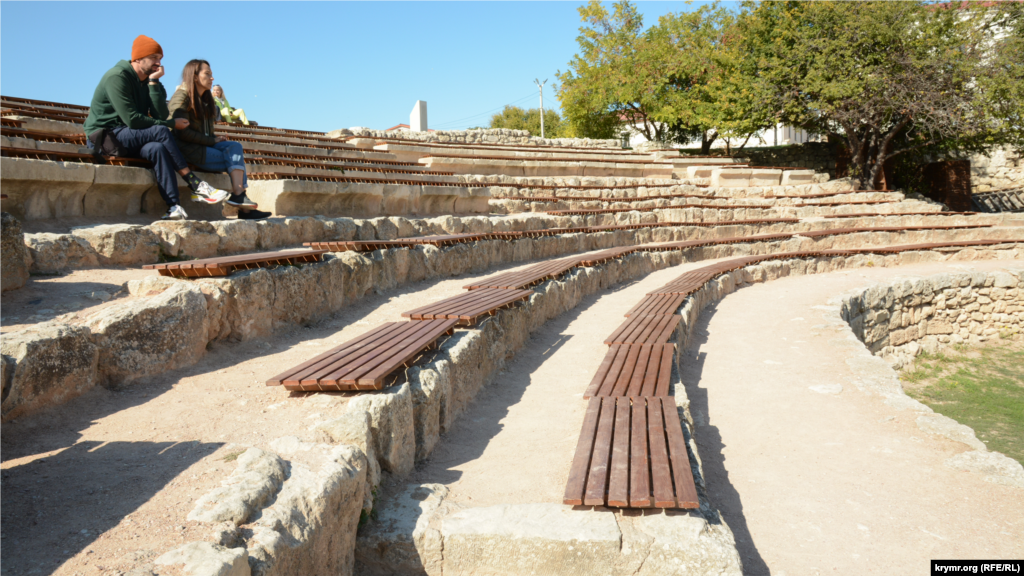 Туристы охотно посещают Херсонеский амфитеатр, ступени которого в ходе «благоустройства» покрыли современными деревянными настилами