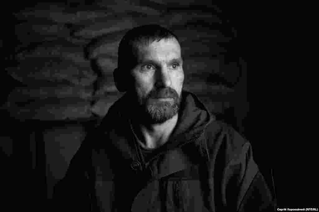 «Я служу з 2015 року. Чому? А ви чому тут? Певно, через те, що не байдуже, правда? Ми кожен по-своєму захищаємо Україну. Я тут за своє і своїх. Знаєте, бачив на Донбасі різне ставлення, але з хорошого часто згадую бабусю з Кримського, яка ставала на коліна й буквально молилася на нас. Вона плакала від щастя й ладна була що завгодно зробити, аби тільки «сєпарня» не повернулася. А ще діти були. Теж на Луганщині. Просили їжу начебто для баби. А я кажу: «А ви, що, не хочете їсти?». Звісно, що хочуть. Ділилися й ділимося всім, чим можемо»