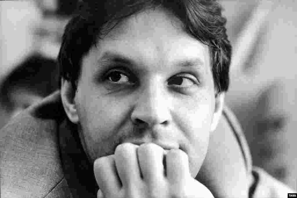 У липні 2000 року редактор &laquo;Нової газети&raquo; Ігор Домніков помер через кілька місяців після нападу в під&#39;їзді свого будинку в Москві. Нападник кілька разів ударив його по голові важким предметом. Домніков висвітлював питання культури та освіти. Колеги кажуть, що вбивця прийняв його за іншого кореспондента &laquo;Нової газети&raquo;, якому погрожували після розслідування корупції в нафтовій галузі. Обидва репортера жили в одному будинку