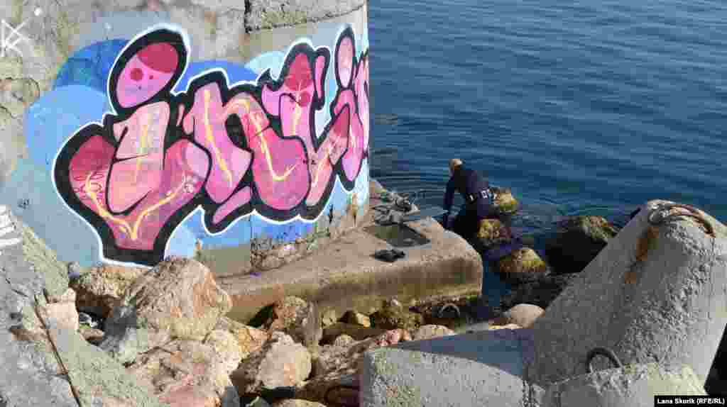 Мужчина готовится к подводной охоте 