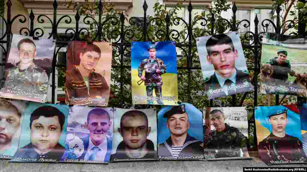 «Год назад состоялась всеукраинская акция «Напомни о каждом». Прошел год. Ни одна из проблем не решена. Освобождение пленных – не произошло. Закон о статусе пленных – не принят. Единый реестр пропавших без вести – не создан. Поисковые группы – не организованы. Закон о военных преступлениях – не утвержден. Координация между пострадавшими и властью – не происходит», – заявили организаторы акции