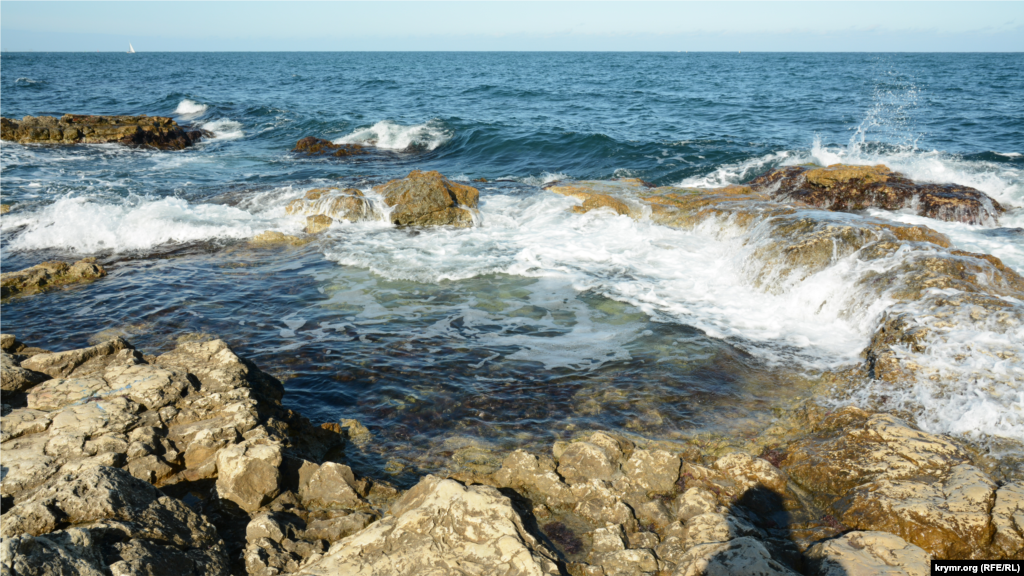 Легкий шторм на море – волны бьются о камни Херсонеса