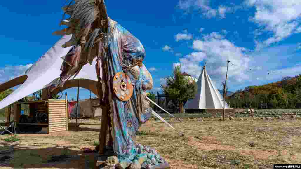 На видном месте у реки – «индейский» арт-профиль