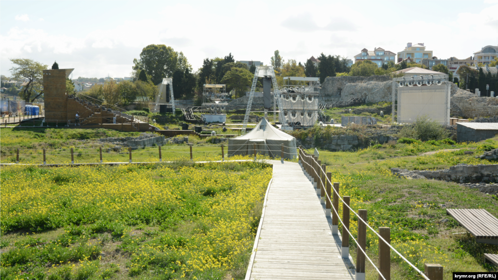 Современная сценическая площадка для спектаклей и разных шоу построена в ближнем городище археологического заповедника в ходе его «благоустройства»
