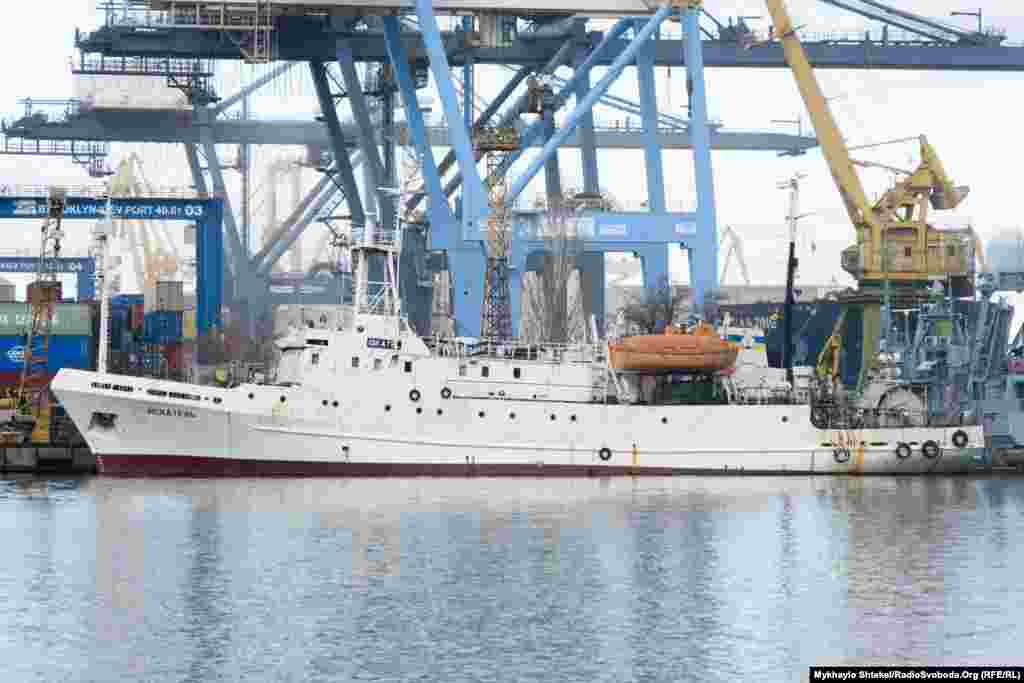 На сусідньому причалі стоїть судно «Іскатєль» – воно належить Причорноморському державному регіональному геологічному підприємству. В 2017 році під час експедиції на цьому судні виявили 40 мільярдів кубометрів природного газу на шельфі Чорного моря в Одеській області