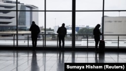 Пасажири, які чекають посадки на міжнародні рейси з ПАР