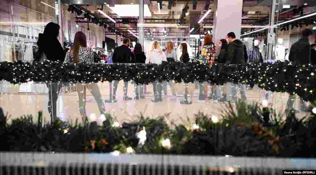 Najveća sniženja su za najtraženiju robu u radnjama – odeća, elektronski gedžeti, mali kućni aparati.   