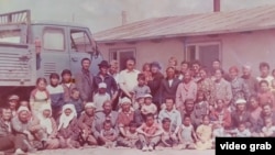 Акси гурӯҳи қазоқҳои баргашта аз Муғулистон ба Қазоқистон аз гузориши видеоии Асемгул Муҳитқизӣ ва Бахши қазоқии Радиои Озодӣ гирифта шудааст