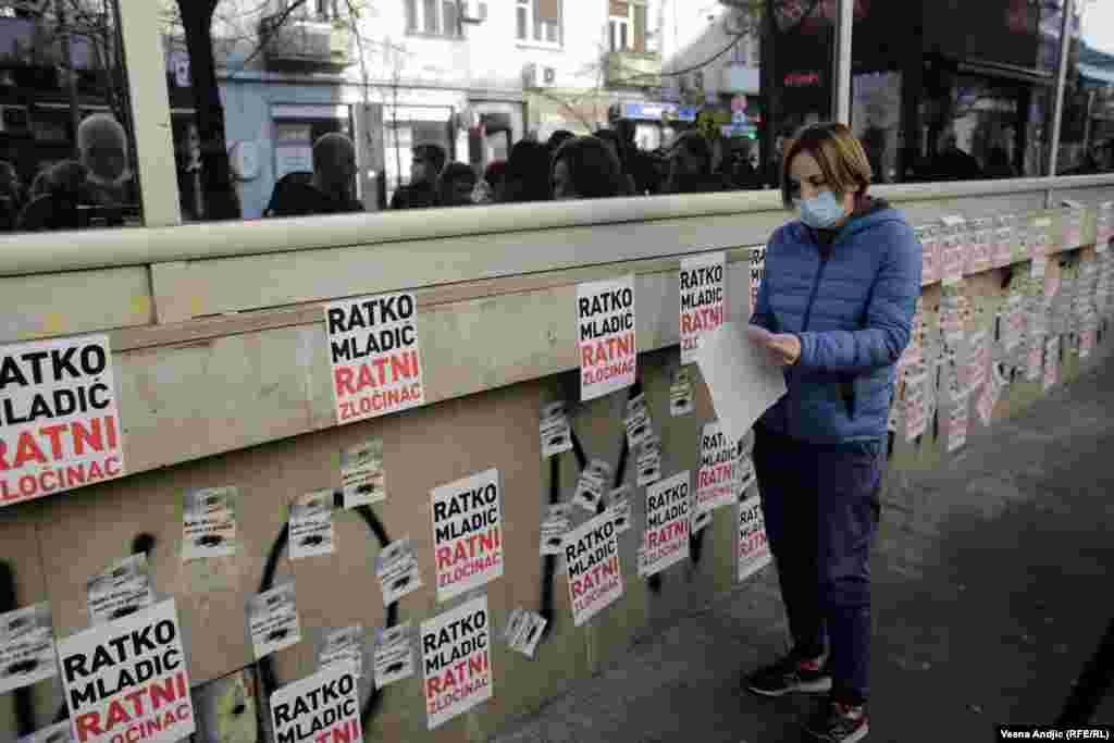 Grafit na kojem je pisalo da je Mladić heroj prilepljen je desetinama nalepnica na kojima piše "Ratko Mladić – ratni zločinac".