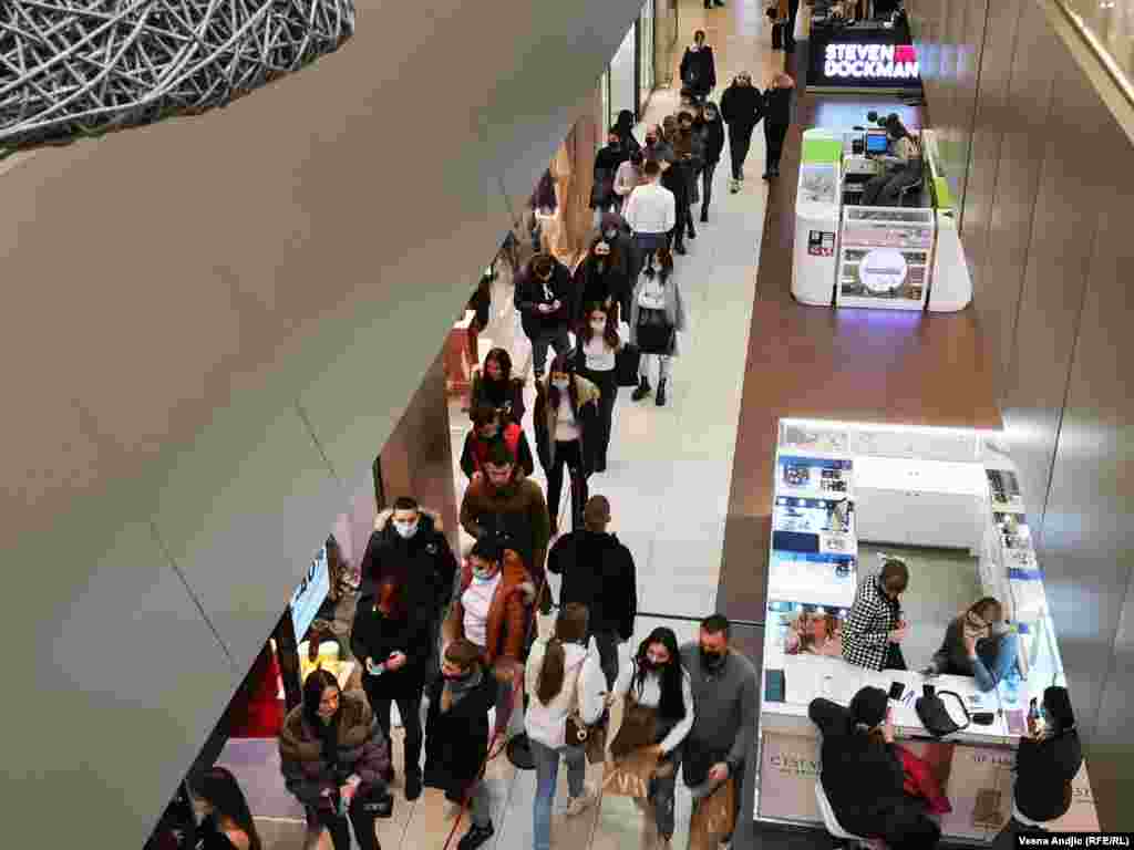 Crni petak je kolokvijalni izraz za prvi petak nakon praznika „Dana zahvalnosti“ u SAD, i tradicionalno obeležava početak sezone božićne kupovine.  