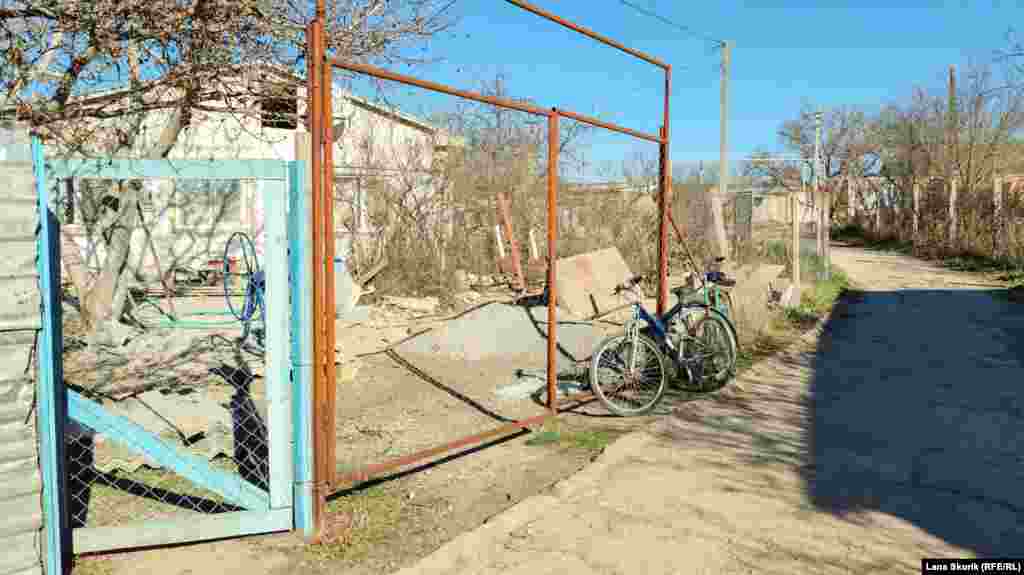 Железные «кони» припаркованы у ворот