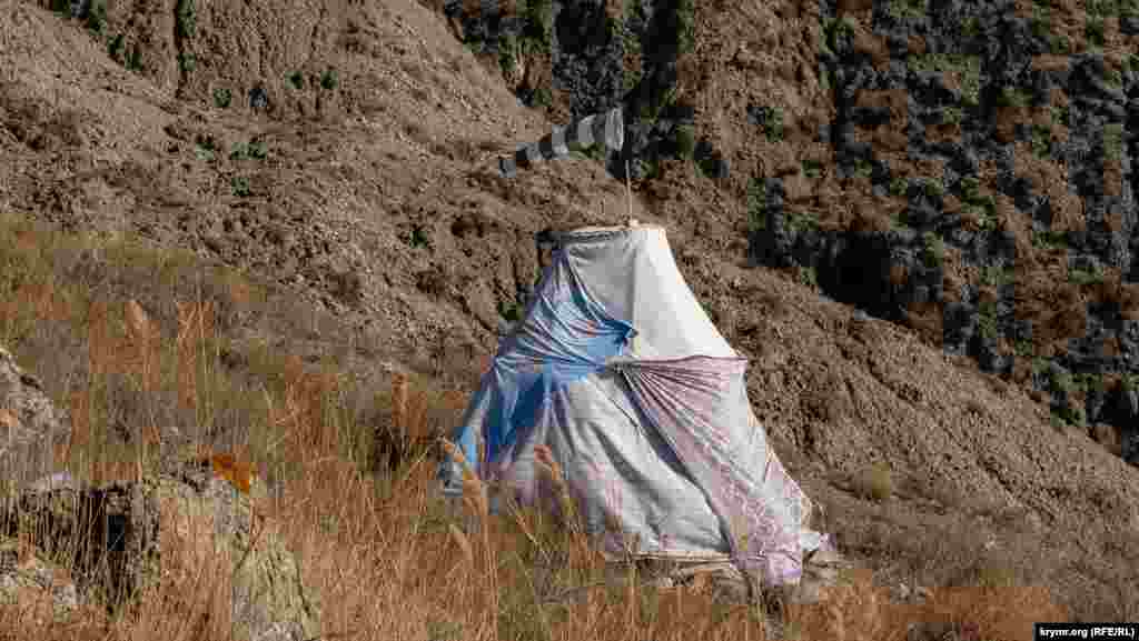 «Колдун» или ветроуказатель над пустой палаткой