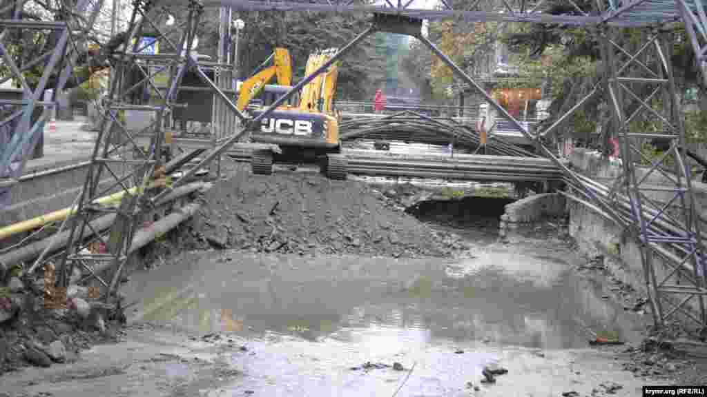 Наиболее проблемные участки в русле Учан-Су – такие же, как и в Дерекойке, а именно мостики, которые во время ливня быстро забились камнями и песком