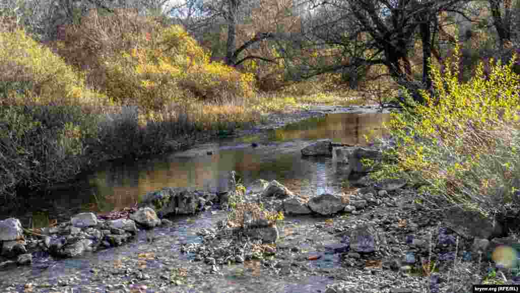 Чуть южнее села из источника Карасу-Баши и начинается «черная» река – Биюк-Карасу