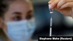 Pfizer і BionTECH анонсували розробку вакцини, адаптованої до «омікрону», після того, як визнали, що їхній оригінальний препарат від COVID-19 не забезпечує повного захисту від цього варіанту