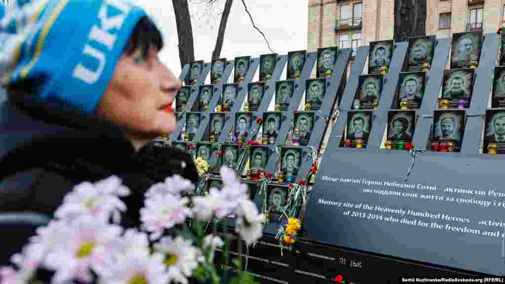 21 листопада 2013 року в Україні почався Євромайдан. Він став відповіддю на рішення влади зупинити підготовку до підписання Угоди про асоціацію з ЄС. Протести набули більших масштабів після розгону студентської акції 30 листопада і тривали до другої половини лютого 2014 року. Силовики кілька разів намагалися розігнати учасників протестів. За даними прокуратури, всього під час Революції гідності постраждали 2,5 тисячі людей, 104 із них загинули – більшість у лютому 2014 року. Згодом загиблих учасників акцій протесту почали називати «Небесною сотнею».