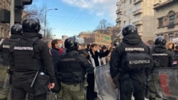 Protestne blokade saobraćaja u više gradova Srbije: Nadgurivanje građana i policije Protestne blokade saobraćaja u više gradova Srbije: Nadgurivanje građana i policije