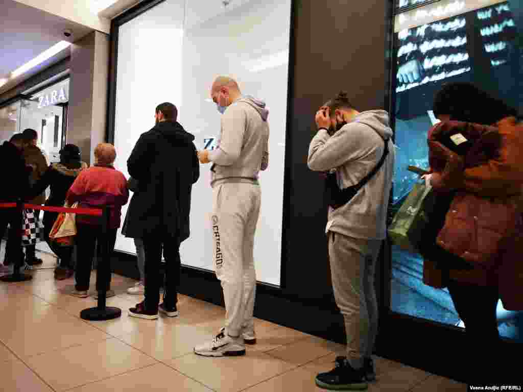 Najveći redovi su ispred onih radnji koji se striktno drže mera za borbu protiv COVID-19, odnosno, ispred radnji koje puštaju kupce da uđu samo kada dovoljan broj ljudi iz radnje izađe.  