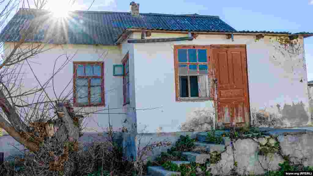 А на соседней Центральной улице – закрытые пустующие дома с выбитыми окнами