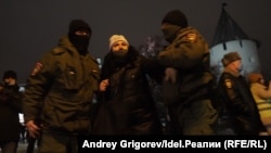 Спецподразделение полиции задерживает участницу несанкционированного митинга против QR-кодов.