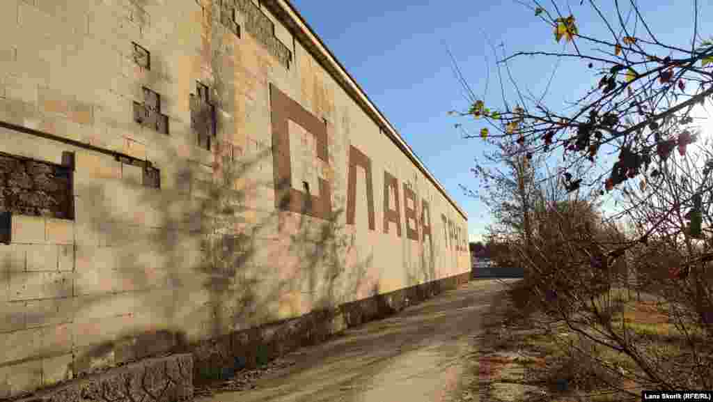 Некоторые из сооружений нынешнего логистического центра – это бывшие плодоовощные хранилища колхоза «Победа»