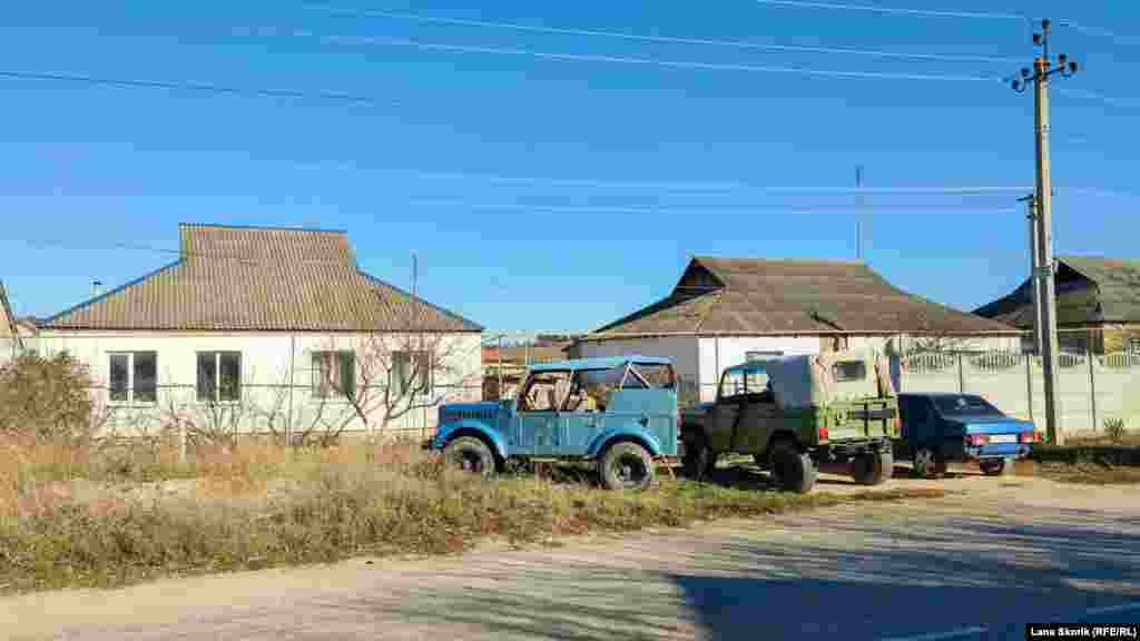 В советское время колхоз «Победа» строил для тружеников типовые дома. Перед ними сейчас припаркованы надежные сельские «вездеходы»: ГАЗ-69, называемый в народе «козлик», УАЗ-469 или «уазик», а также «Жигули»-99