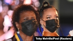 Сандра Мэйсон и певица Рианна на церемонии инаугурации президента Барбадоса, 20 ноября 2021 года