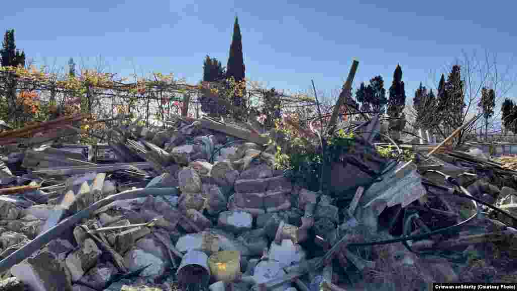 Руины дома Рустема Усеинова. В этом фоторепортаже – больше кадров с события