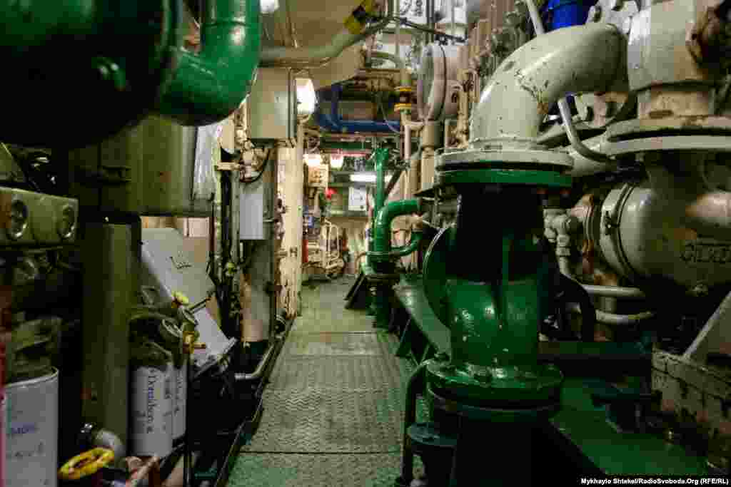 Серце будь-якого судна чи корабля – машинне відділення. Судно будувалось військовими, тому тут дуже мало вільного місця, говорить старший механік Олексій Окунь. Наукові судна Бельгії є складовою військово-морських сил королівства