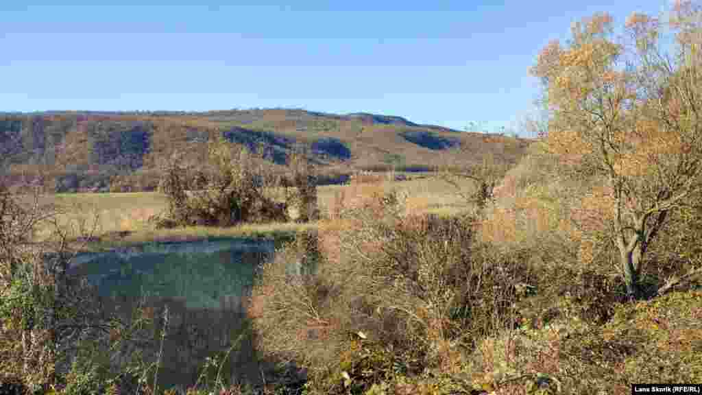 Как и село Фурмановка, небольшое село Новенькое входит в состав Долинненского сельского совета, раскинувшегося на землях бывшего советского колхоза-миллионера «Победа». До 1948 года село называлось Аранкой, «аран» в переводе означает «сарай». Первоначально село называлось Арамкой, в арабском «арам» означает «запретный» и историки считают, что в этом селении тогда жили иноверцы. В течение века после первого захвата Крыма Россией Аранкой полностью опустел из-за массовой эмиграции местных крымских татар в Турцию, но село было заново заселено уже при советской власти в 1920-е годы. Виды старинного села Новенькое – в фотогалерее