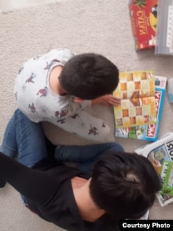 Ștefania și fiul ei, Matei, într-o dimineață de weekend, în tihna propriei camere unde-i place să-și ia mama partener de joacă și de citit.