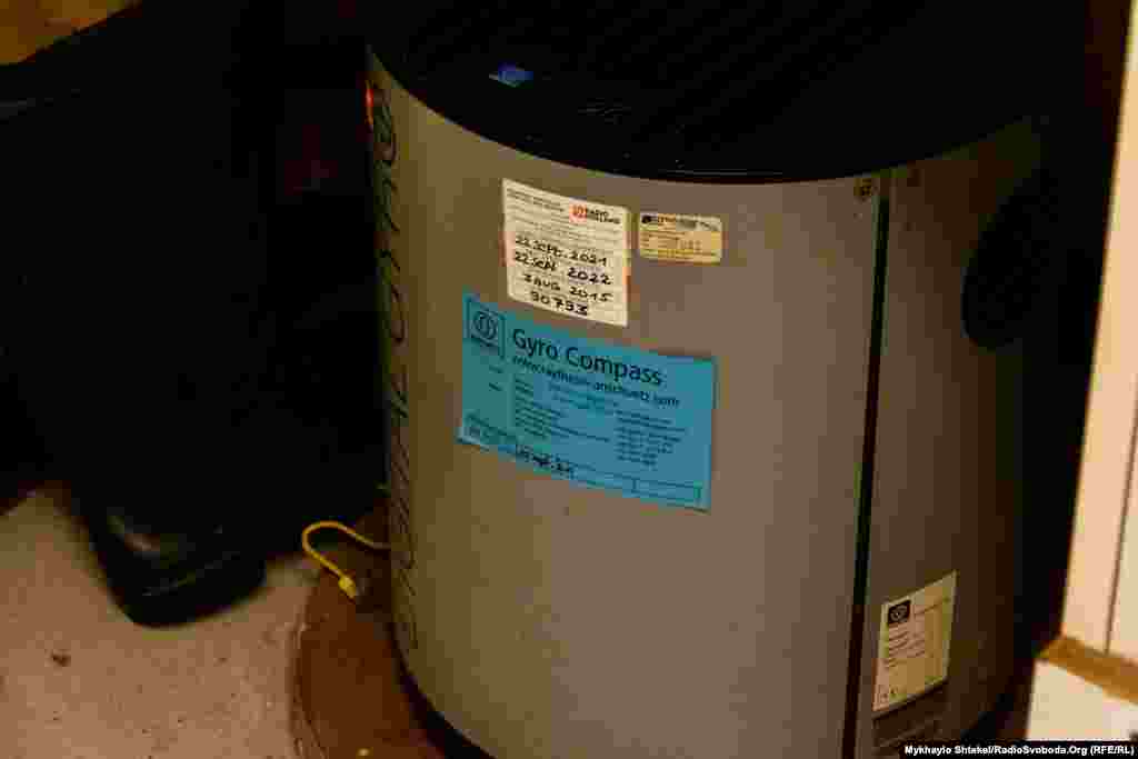 В одній з лабораторій є власний гірокомпас – щоб науковці могли точно і власноруч визначати координати забору